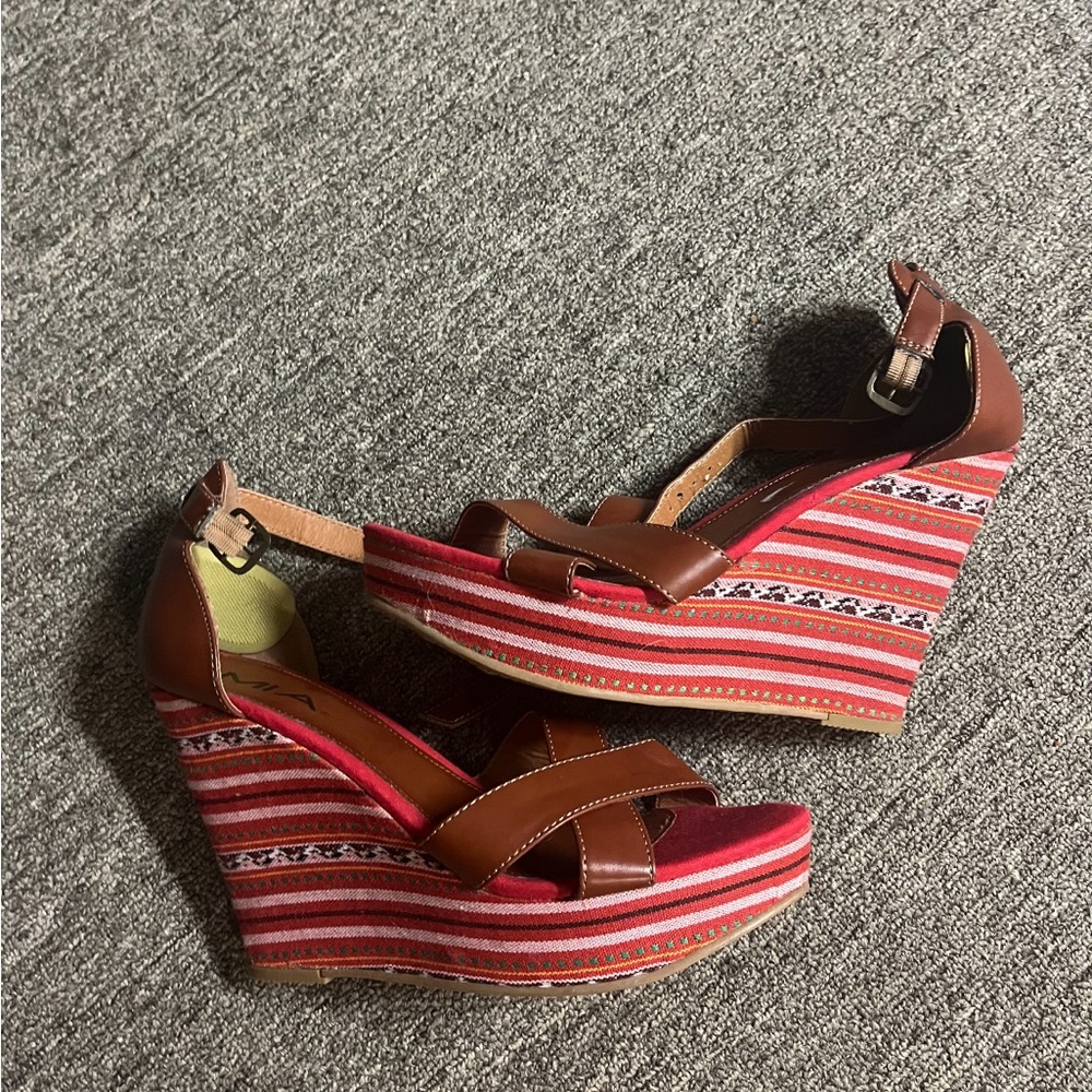This heel is multi colored and the shoe size is 10